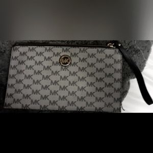 Michael Kors: Large zippered clutch